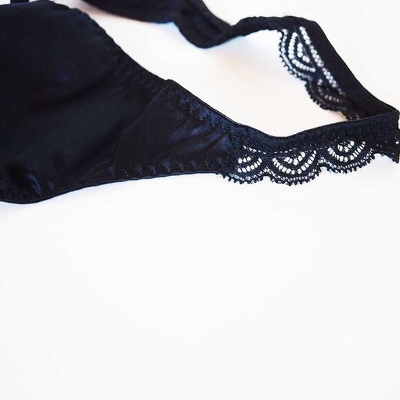 Intimissimi Silk and Lace String in Black - Picture 6 of 10